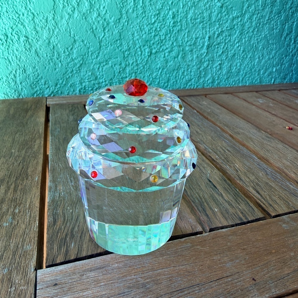 Simon Designs Crystal Clear Cupcake With Red Rhinestone On Top Paperweight